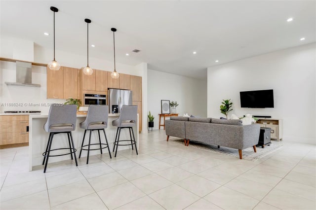 3 of 28 - 4437 Nw 80th Ct, Doral, FL