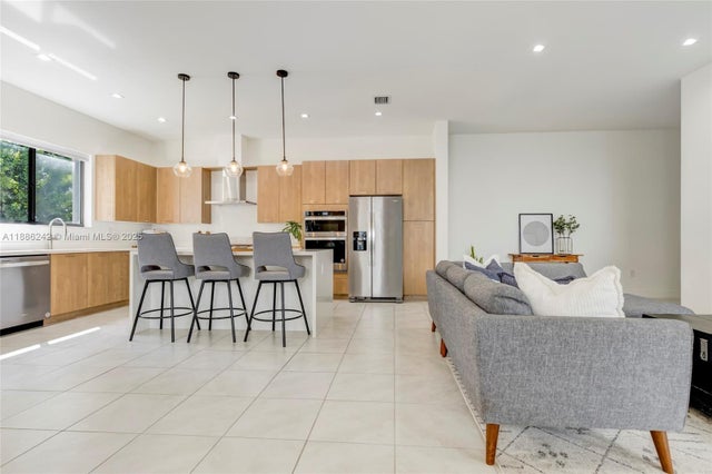 5 of 28 - 4437 Nw 80th Ct, Doral, FL
