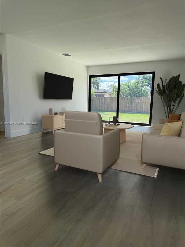 5 of 31 - 4850 Sw 93rd Ct, Miami, FL