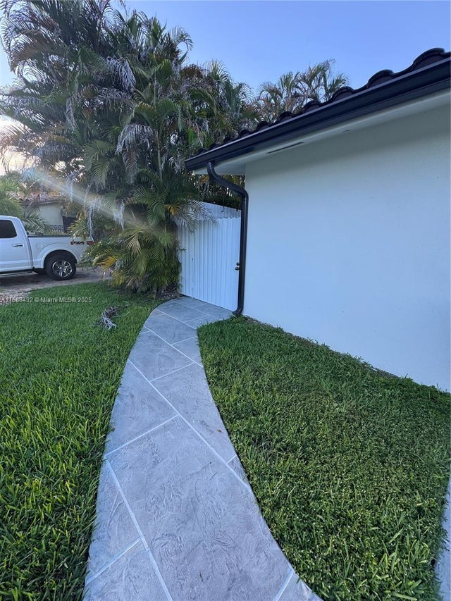 5 of 36 - 9335 Sw 17th St, Miami, FL