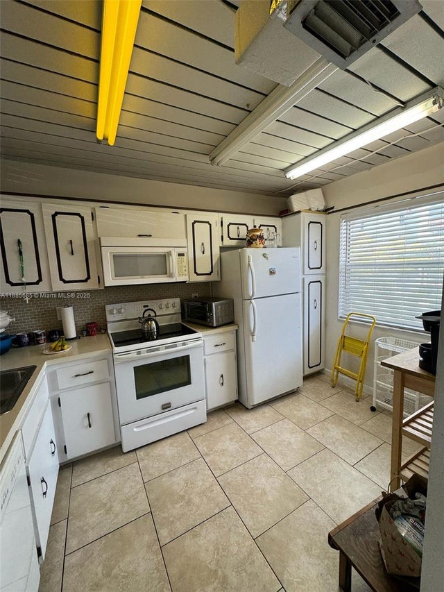 5 of 30 - 3551 Inverrary Dr 208, Lauderhill, FL