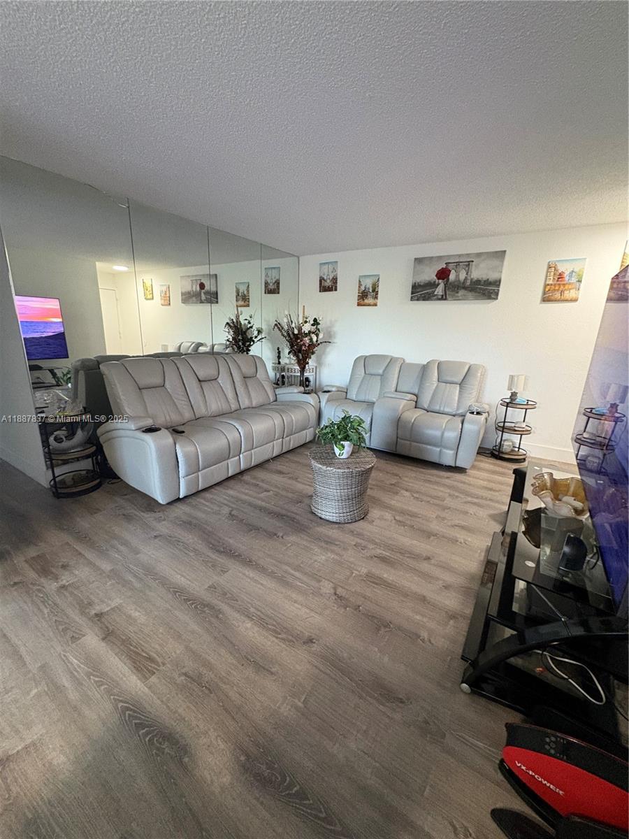 30 E 39 325, Hialeah