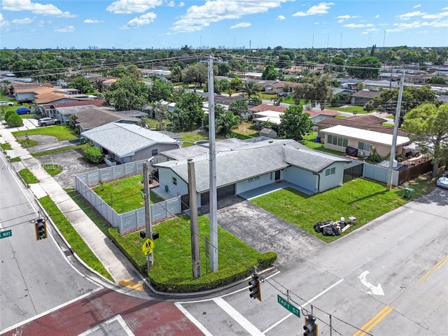 4 of 34 - 1621 Nw 85th Way, Pembroke Pines, FL