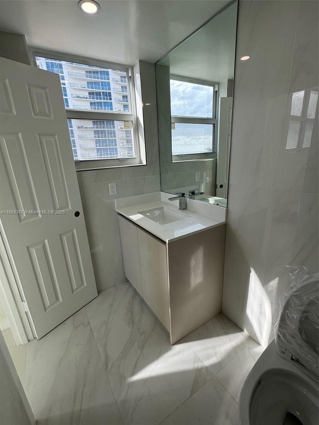 5 of 16 - 3001 S Ocean Dr 511, Hollywood, FL