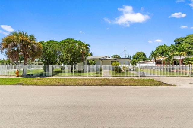 1 of 33 - 18800 Nw 39th Ct, Miami Gardens, FL
