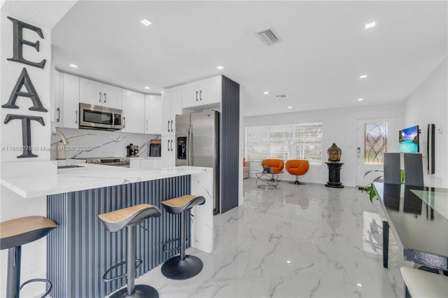 3 of 30 - 6320 Harding St, Hollywood, FL