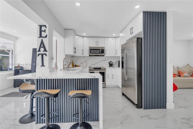 4 of 30 - 6320 Harding St, Hollywood, FL