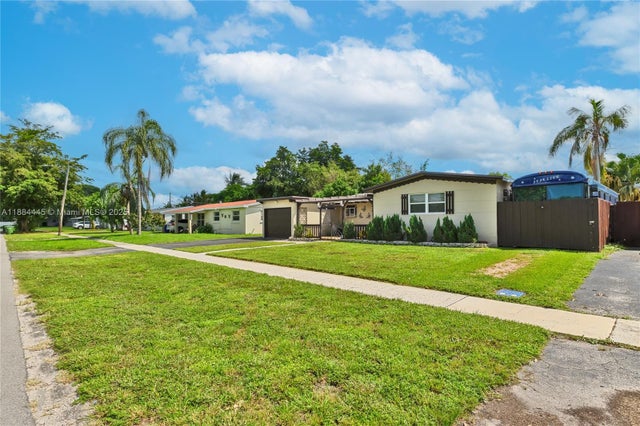 4 of 34 - 421 Sw 64th Way, Pembroke Pines, FL