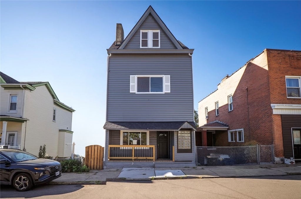 2636 Cobden Street, South Side