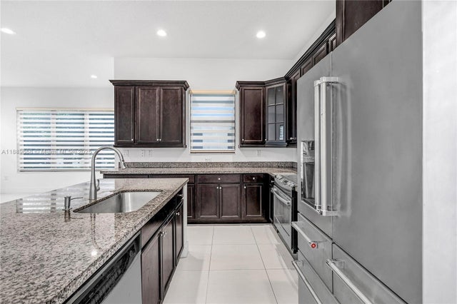 5 of 28 - 9881 W 34th Ave, Hialeah, FL