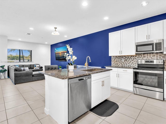 2182 Nw 6th St, Fort Lauderdale