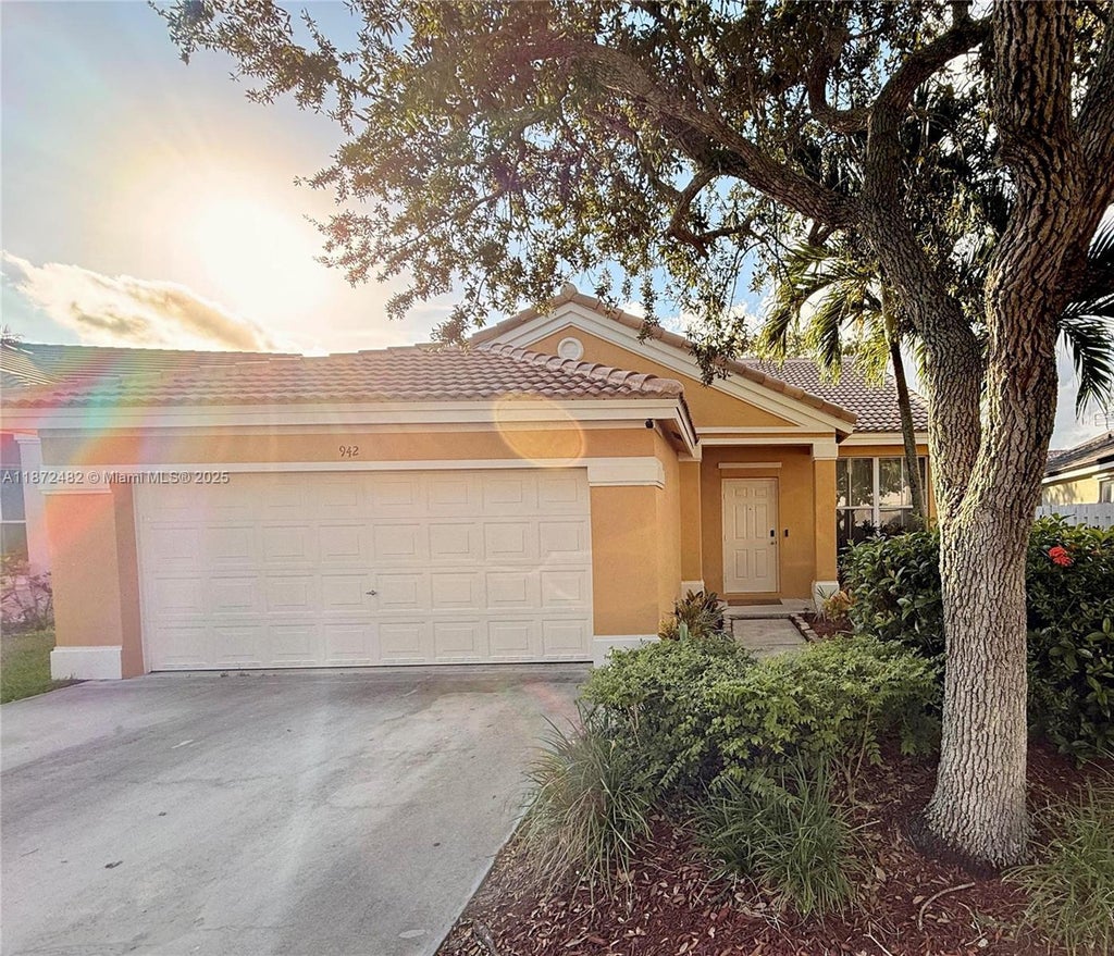 942 Briar Ridge Rd, Weston