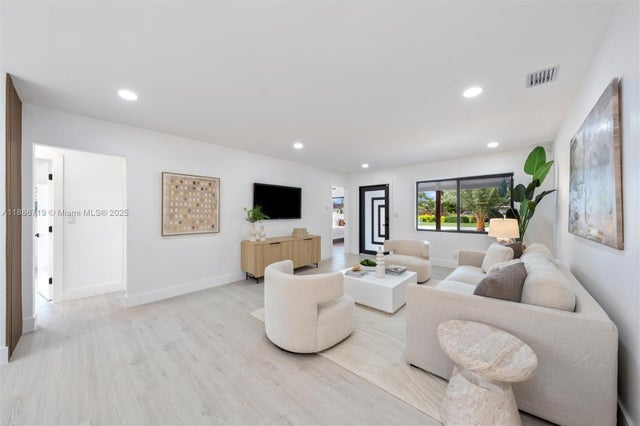 4 of 29 - 1305 N 31st Rd, Hollywood, FL