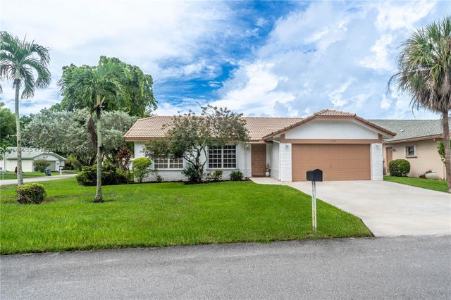 2 of 40 - 7747 Cloverfield Cir, Boca Raton, FL