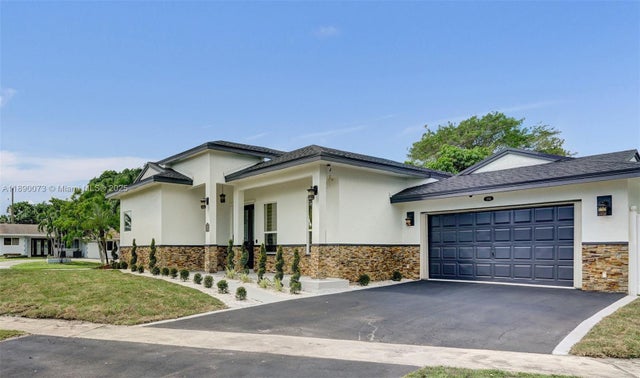1 of 77 - 300 W Chaminade Dr, Hollywood, FL