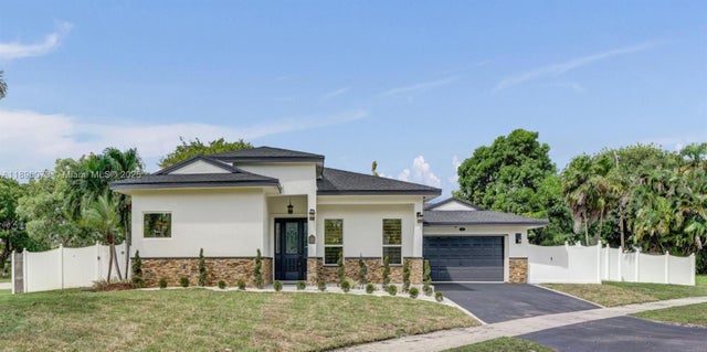 3 of 77 - 300 W Chaminade Dr, Hollywood, FL