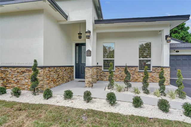 4 of 77 - 300 W Chaminade Dr, Hollywood, FL