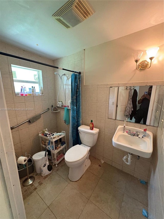4 of 8 - 2837 Nw 6th Ct, Fort Lauderdale, FL