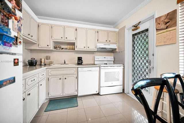 4 of 24 - 4800 Hillcrest Ln 210, Hollywood, FL