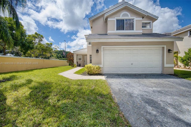 1 of 34 - 2913 Myrtle Oak Cir, Davie, FL