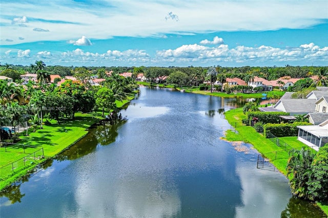 2 of 34 - 2913 Myrtle Oak Cir, Davie, FL