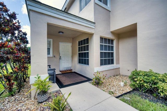 4 of 34 - 2913 Myrtle Oak Cir, Davie, FL