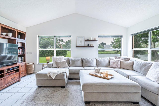 5 of 34 - 2913 Myrtle Oak Cir, Davie, FL