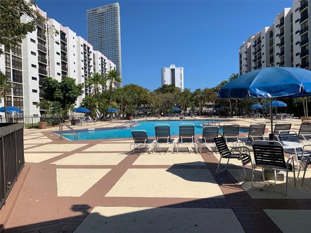 3 of 24 - 16919 N Bay Rd 919, Sunny Isles Beach, FL