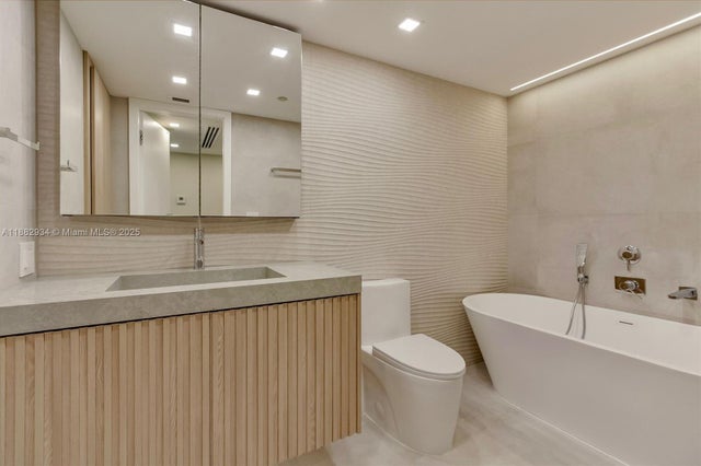 4 of 44 - 1455 Ocean Dr 811, Miami Beach, FL