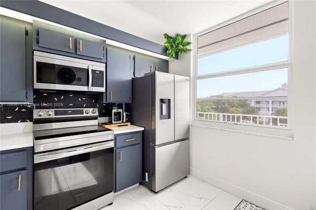 5 of 42 - 3635 Whitehall Dr 401, West Palm Beach, FL