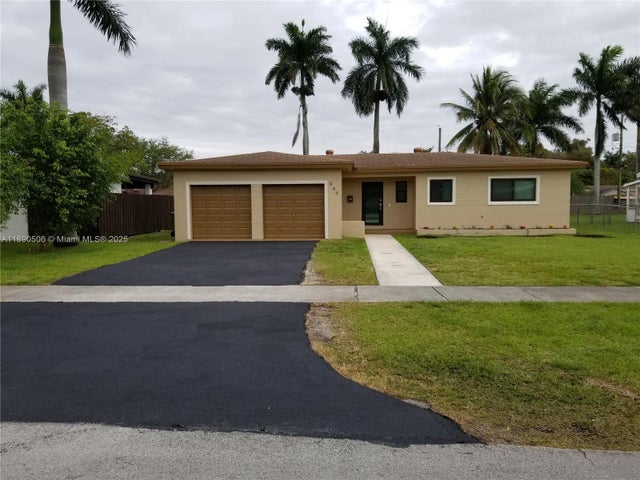 1 of 21 - 949 Nw 10th St, Homestead, FL