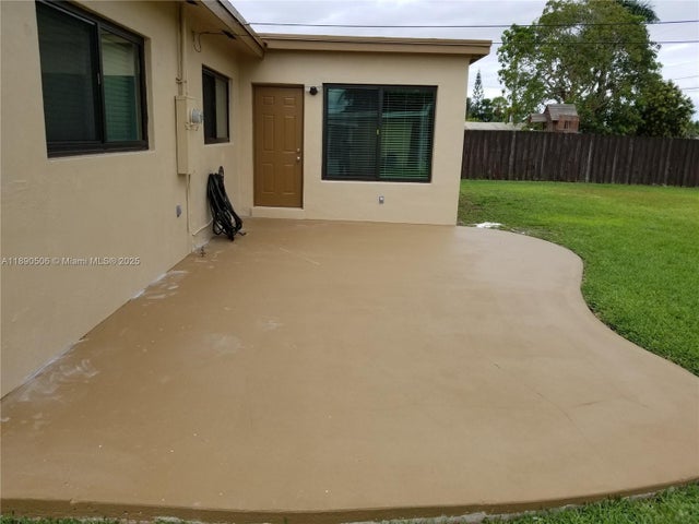 3 of 21 - 949 Nw 10th St, Homestead, FL