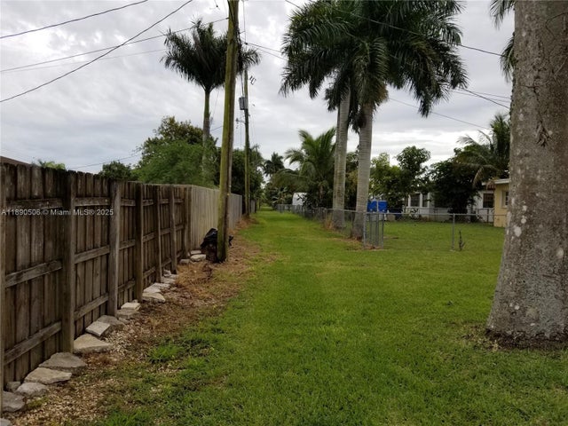 4 of 21 - 949 Nw 10th St, Homestead, FL