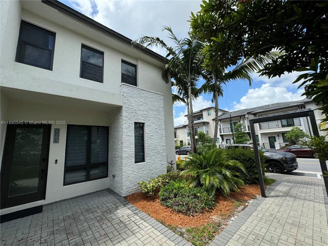 2 of 25 - 8283 Nw 47th Ln, Doral, FL