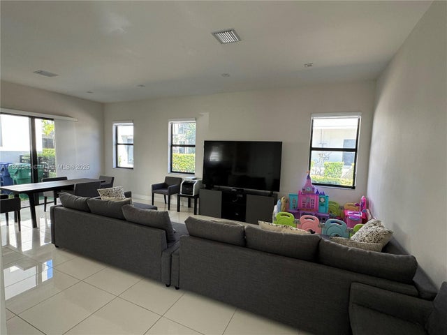 3 of 25 - 8283 Nw 47th Ln, Doral, FL