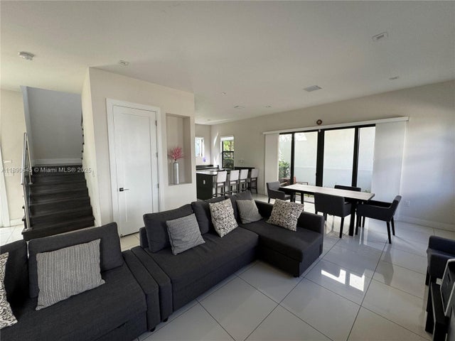 4 of 25 - 8283 Nw 47th Ln, Doral, FL