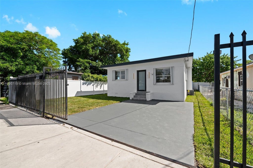1842 Nw 67th St, Miami