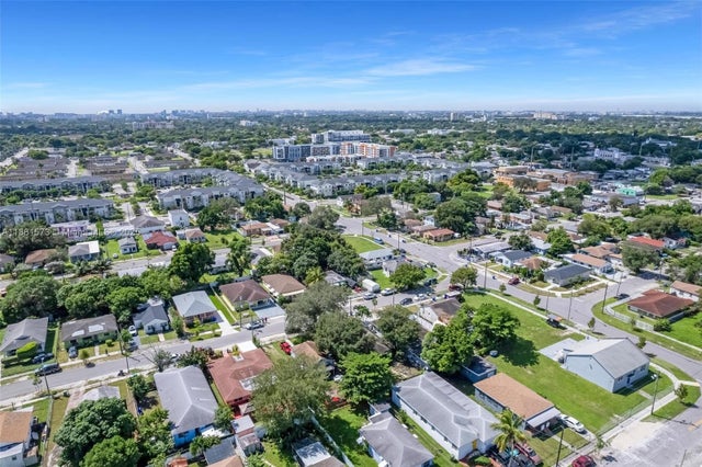 4 of 13 - 1369 Nw 68th Ter, Miami, FL