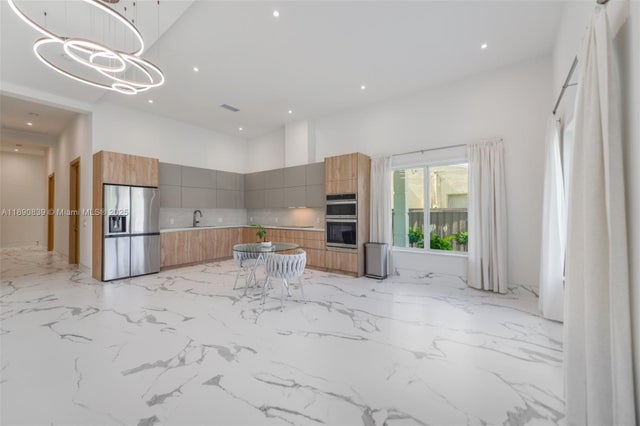 4 of 34 - 635 Sw 9th St, Hallandale Beach, FL