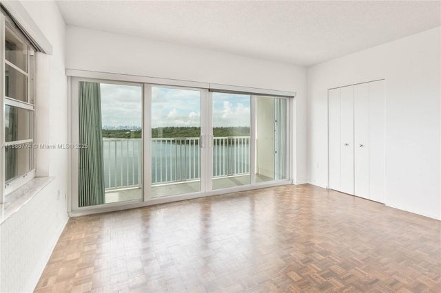 5 of 34 - 300 Bayview Dr 716, Sunny Isles Beach, FL