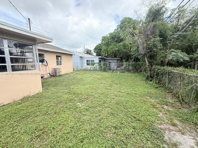 2 of 3 - 936 45th St, West Palm Beach, FL