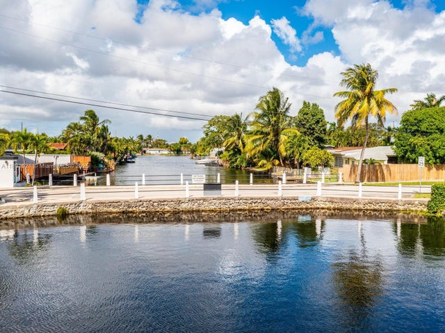 1 of 65 - 2856 Nw 10th Ave, Wilton Manors, FL