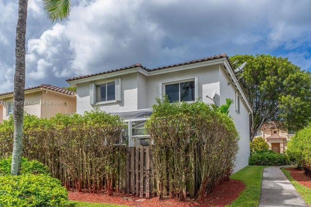 3 of 61 - 10912 Nw 69th St, Doral, FL