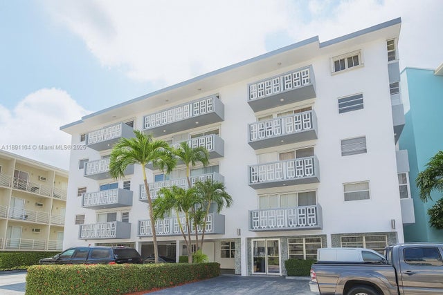 1 of 11 - 1662 Lincoln Ct 402, Miami Beach, FL