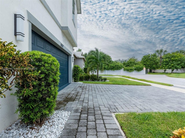 4 of 40 - 1837 Lake Cove Dr, Lake Worth, FL
