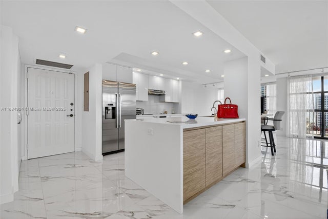 600 Parkview Dr 1020, Hallandale Beach