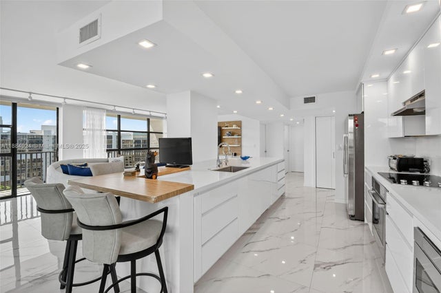 3 of 52 - 600 Parkview Dr 1020, Hallandale Beach, FL