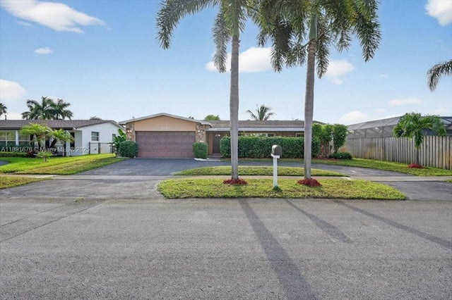 1 of 30 - 1621 Nw 110th Ter, Pembroke Pines, FL