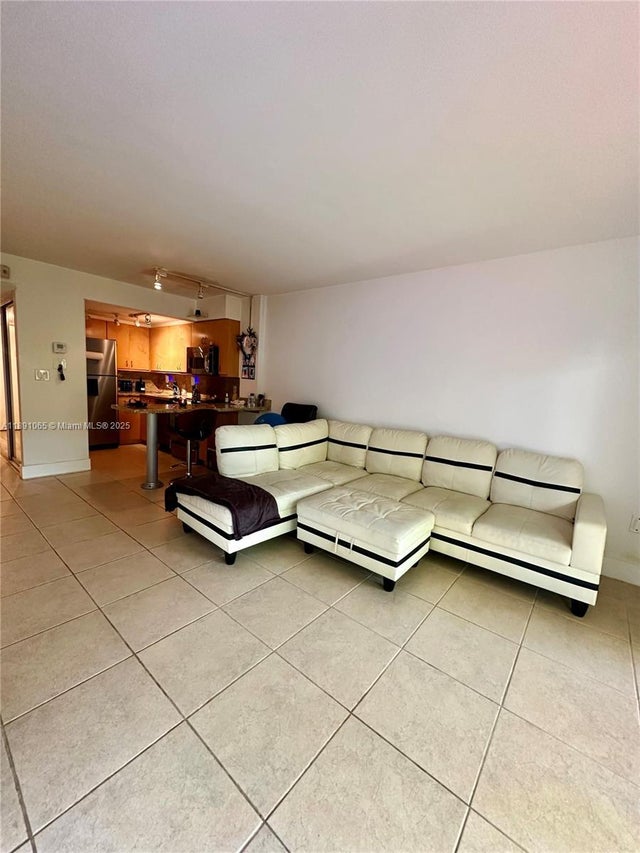 4 of 18 - 1650 Ne 115th St 102, Miami, FL