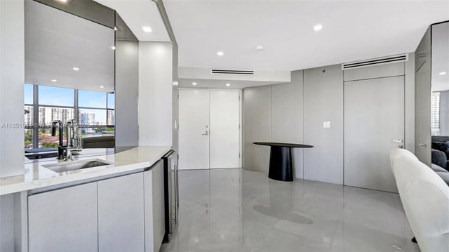 5 of 70 - 1000 Island Blvd 1004, Aventura, FL